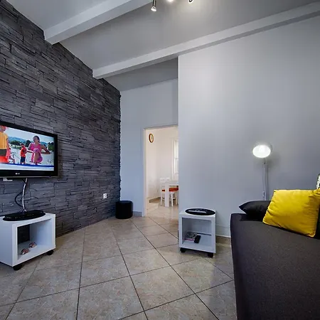 Jure Apartment *